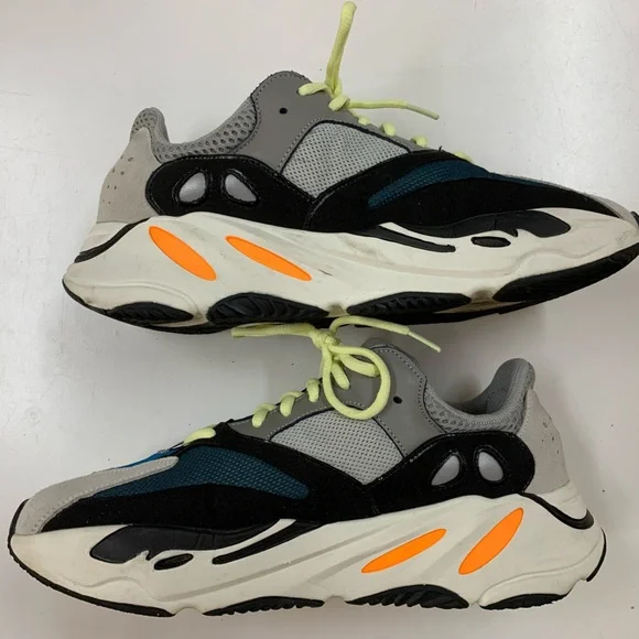 Yezzy 700 Wave Runners - Picture 4 of 9